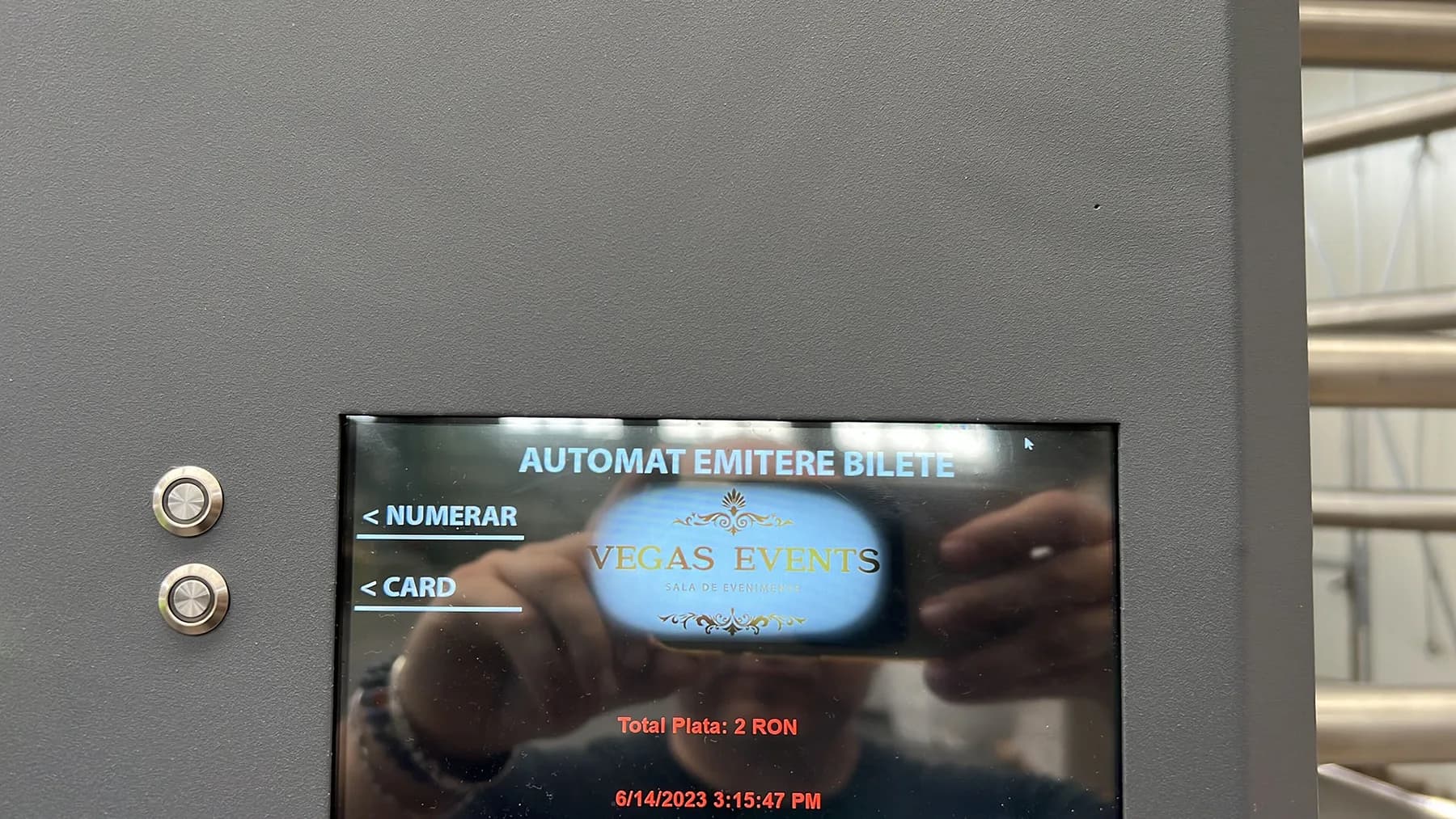 Automat RAVCOM de emitere bilete cu plată numerar și card, cu ecran de selecție