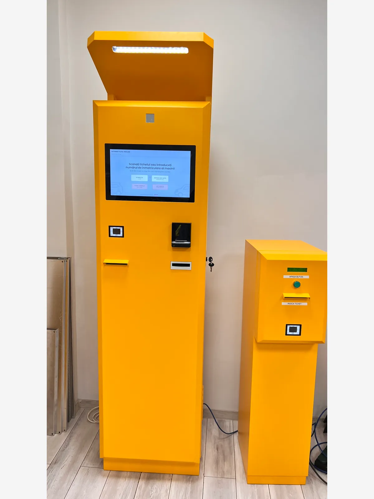 Automat de plată parcare RAVCOM cu stații de intrare și ieșire — vedere frontală, asamblat în București Automat de plată parcare RAVCOM cu stații de intrare și ieșire — vedere frontală, asamblat în București
