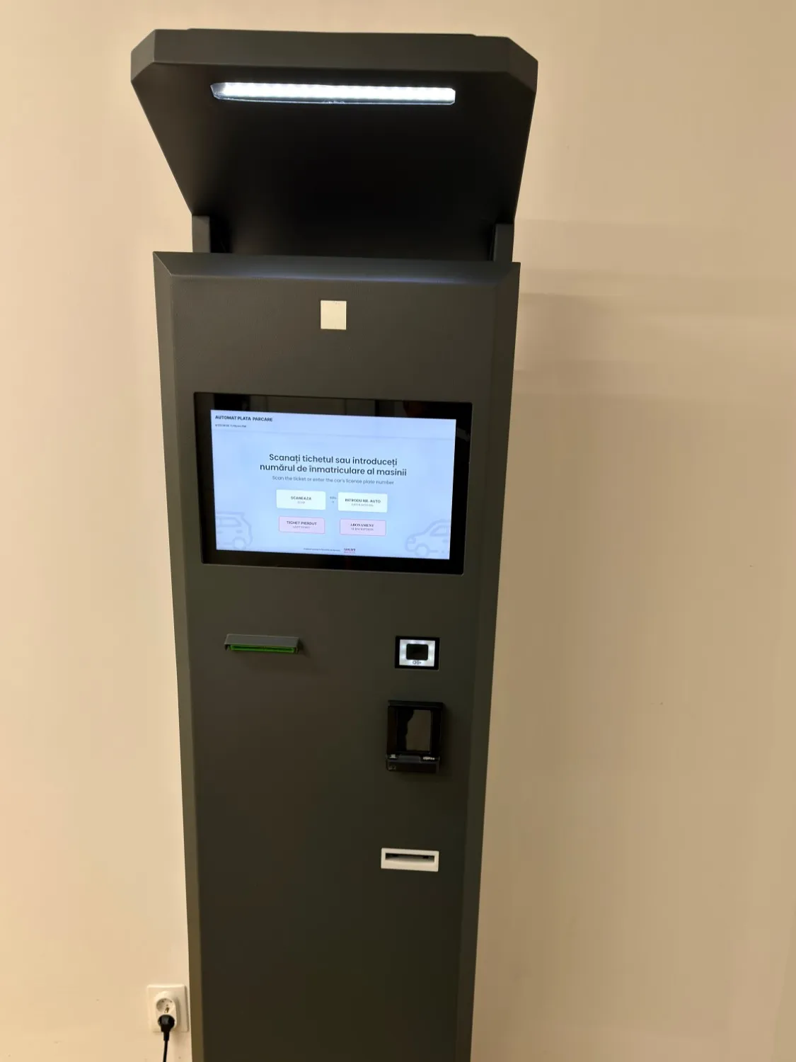 RAVCOM pay station in anthracite, with touchscreen, card reader and cash payment RAVCOM pay station in anthracite, with touchscreen, card reader and cash payment
