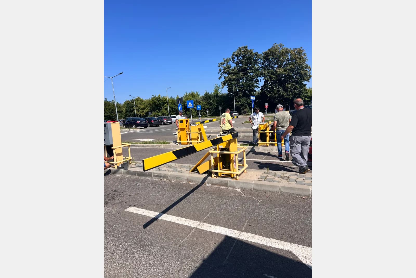 Sistem RAVCOM de acces auto la Aeroportul Internațional George Enescu Bacău — stații de intrare/ieșire și barieră Sistem RAVCOM de acces auto la Aeroportul Internațional George Enescu Bacău — stații de intrare/ieșire și barieră