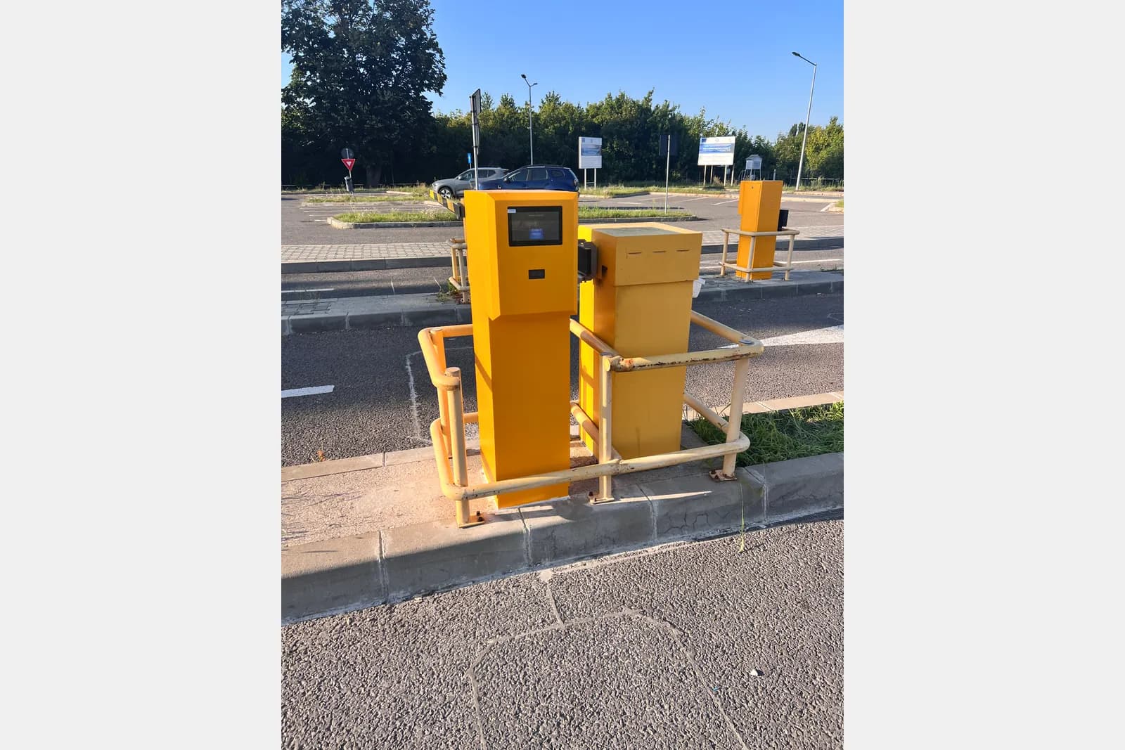 Acces auto cu bariere automate într-o parcare RAVCOM Acces auto cu bariere automate într-o parcare RAVCOM