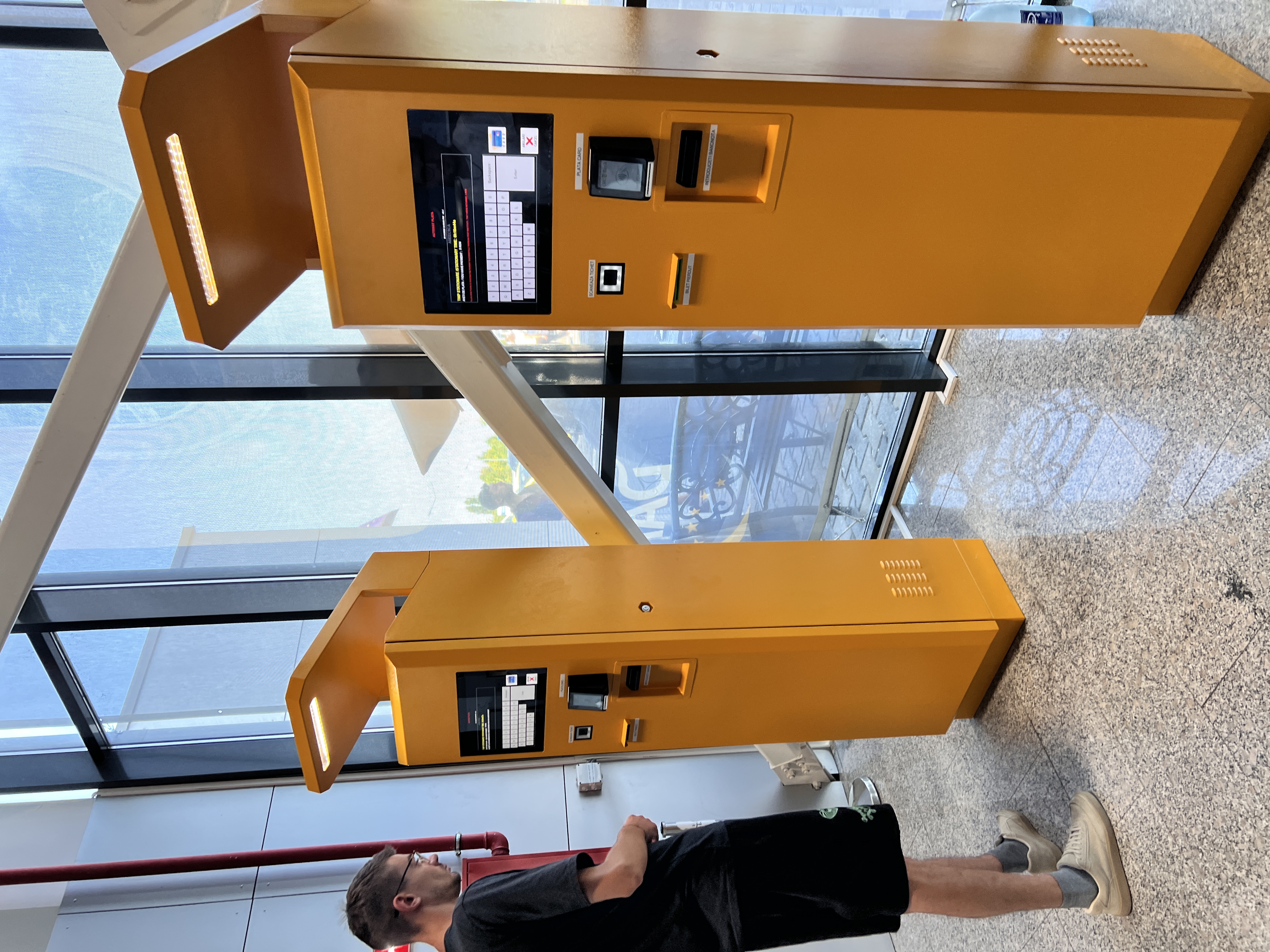 Automate de plată RAVCOM cu cititor de card și zonă contactless pentru achitarea parcării