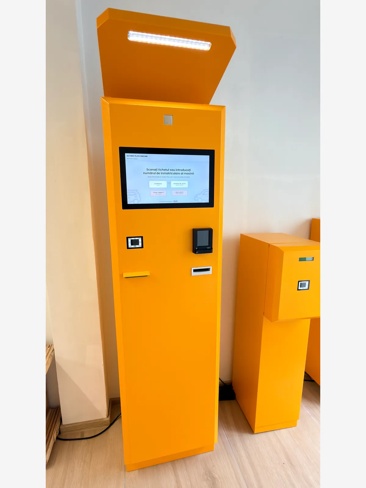 Automat de plată parcare RAVCOM cu plată cash și card