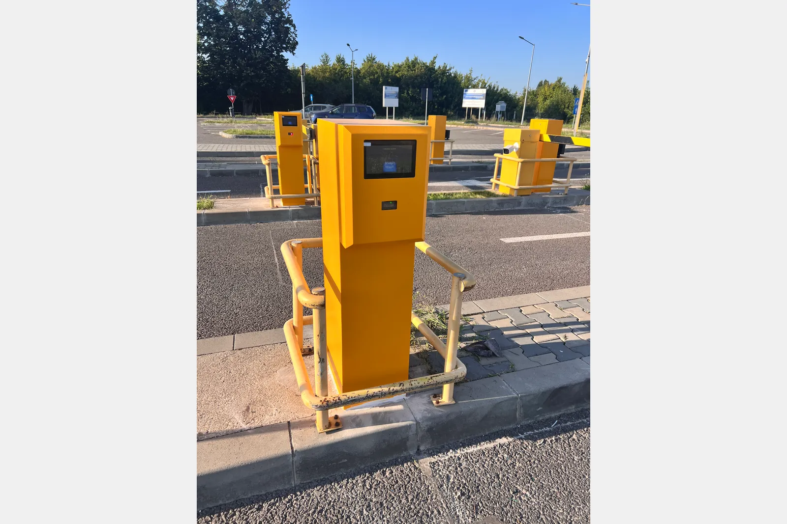 Acces auto cu bariere automate într-o parcare RAVCOM