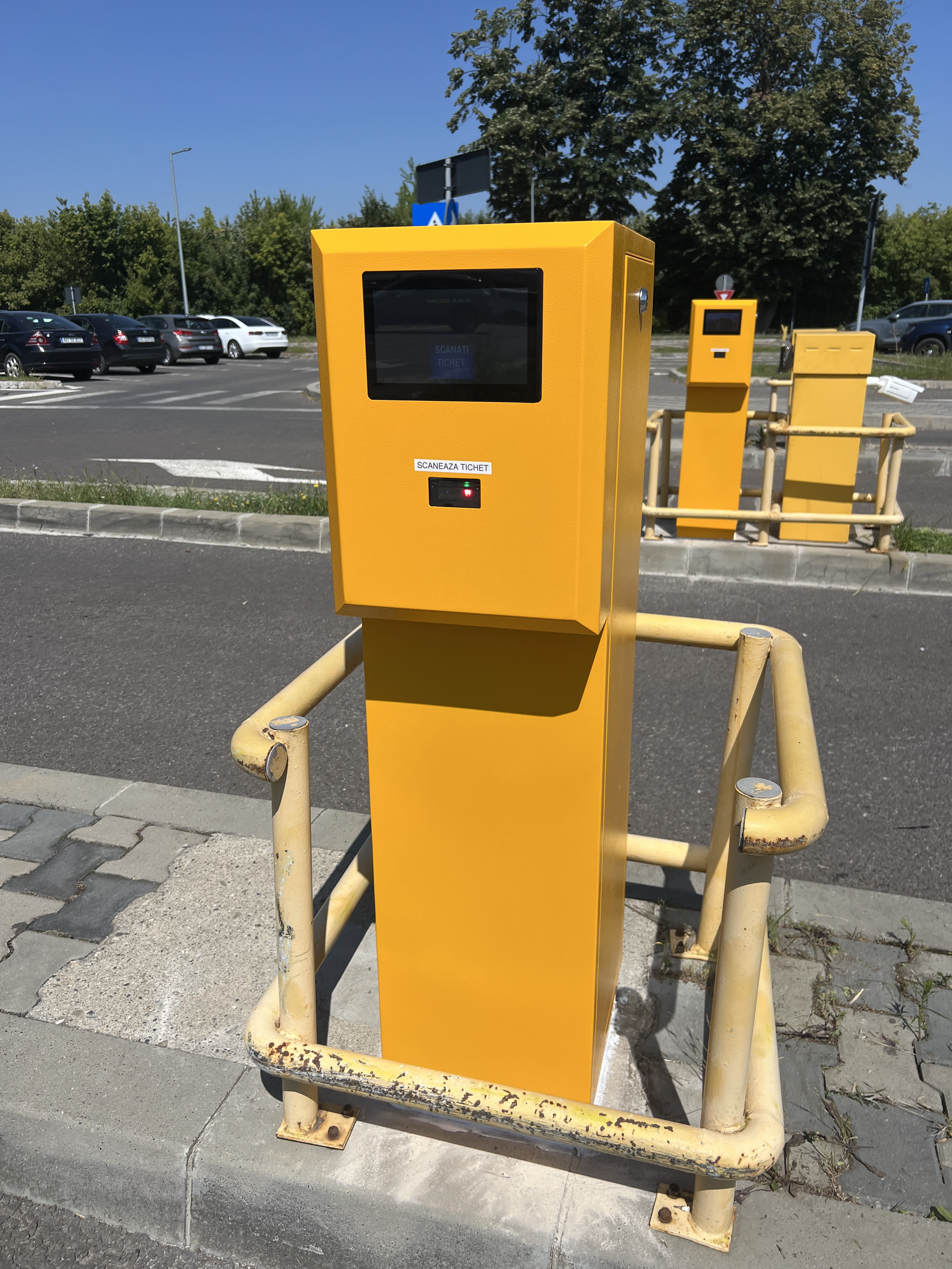 Stație de intrare RAVCOM cu barieră automată, pregătită pentru cameră de recunoaștere a numerelor de înmatriculare